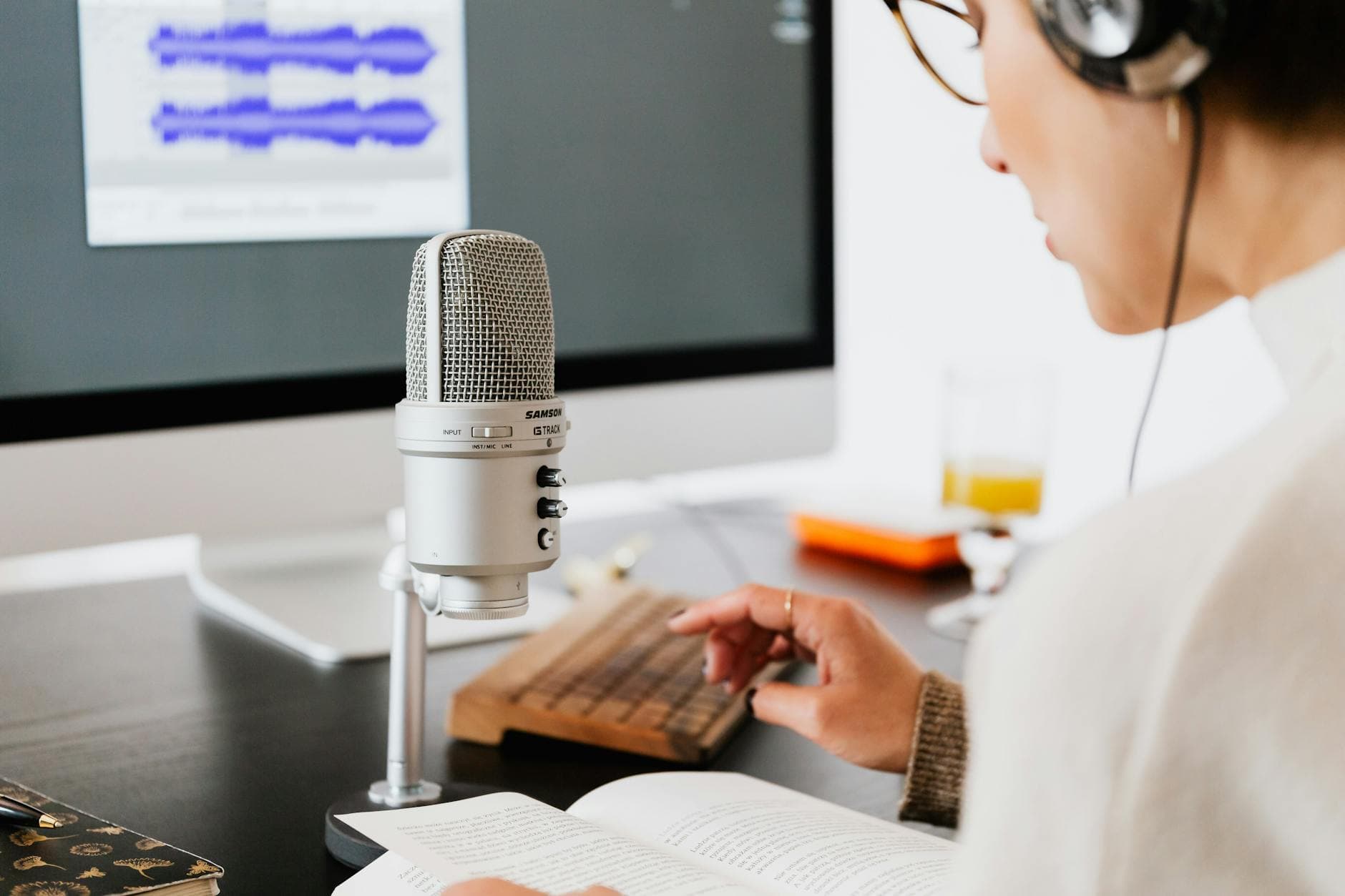 Microphone and sound wave graphic representing voice search optimisation